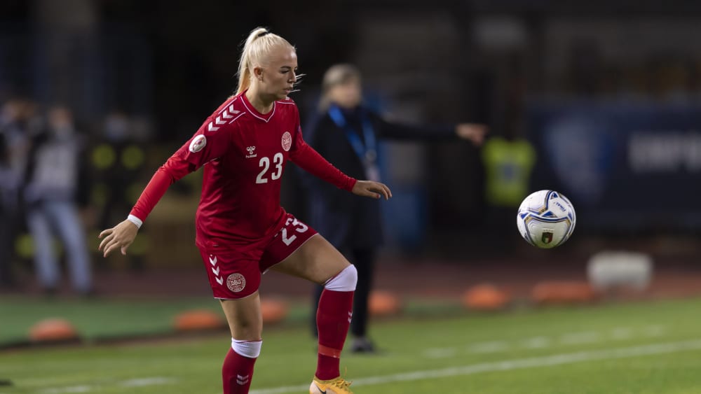 Sofie Svava im Dress der dänischen Nationalelf. Ab 2021 spielt sie in der Bundesliga für den VfL Wolfsburg.