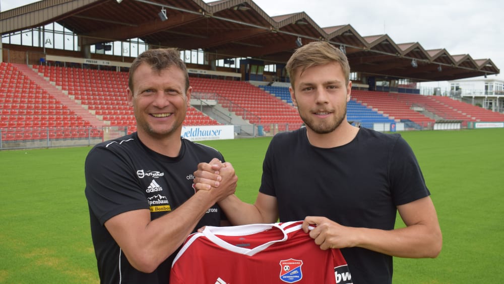 Willkommen im Sportpark: Hachings Trainer Claus Schromm und Neuzugang Paul Grauschopf (re.).