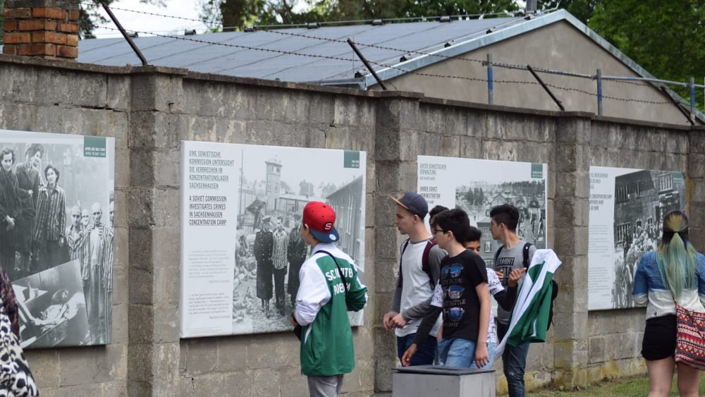 Der Preisträger von 2019 "Fußballbrücke Europa" brachte Jugendlichen die Geschichte Europas näher. Dazu gehörte der Besuch von Museen und ehemaliger Konzentrationslager, wie hier in Sachsenhausen.