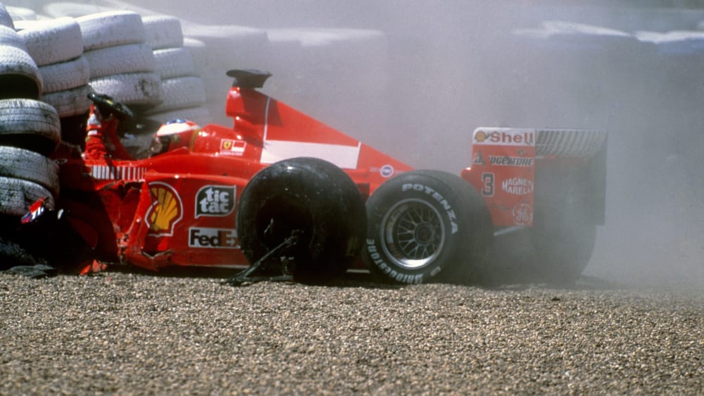 Heftiger Einschlag in die Reifenstapel: Vor exakt 20 Jahren erlitt Michael Schumacher in Silverstone einen Beinbruch. 
