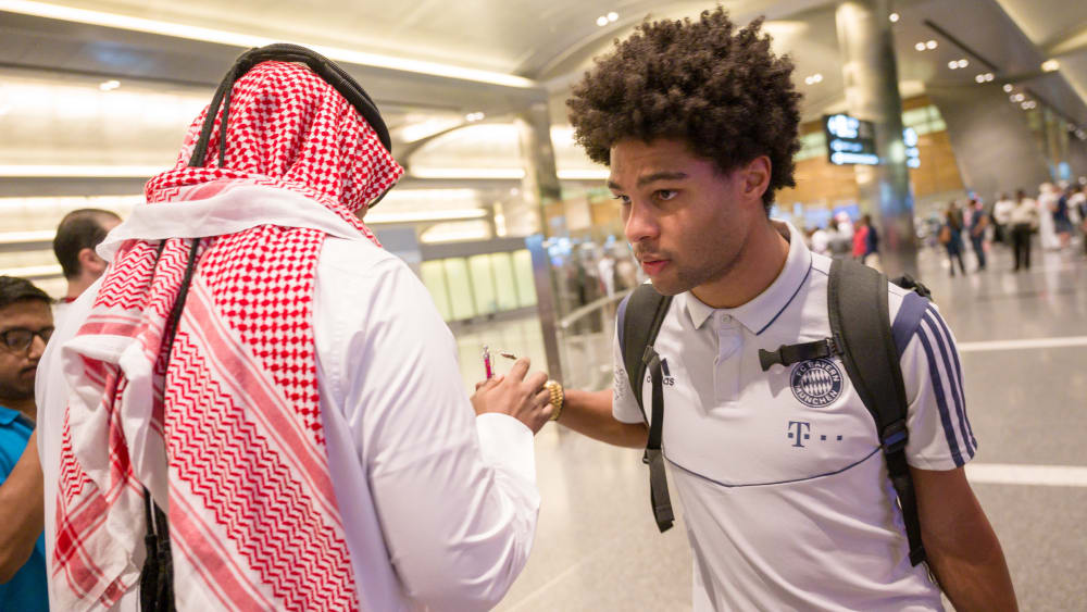 Ankunft in Doha: Serge Gnabry am Flughafen.