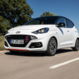 Hyundai i10 N Line: Hier kombiniert er die Farbe "Atlas White" mit roten Zierelementen und schwarzem Dach.