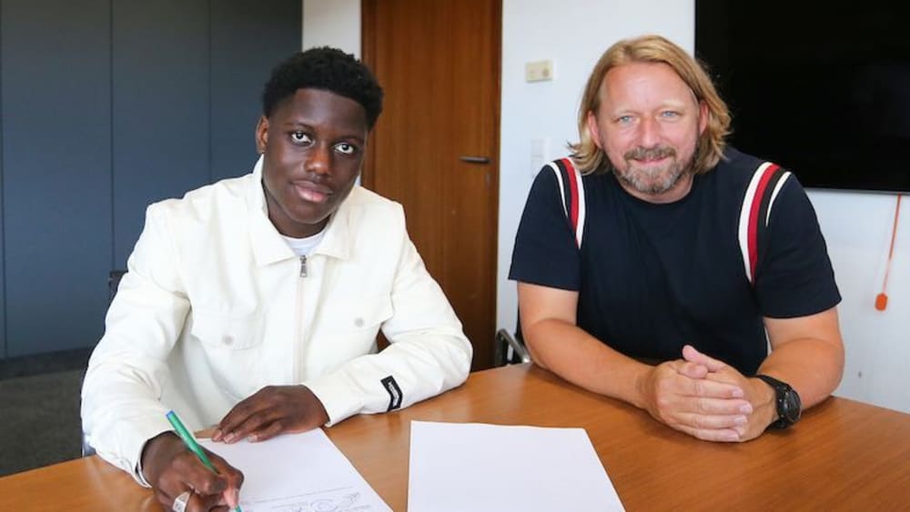 Ihn nahm der VfB Stuttgart unter Vertrag: Linksverteidiger&nbsp;Moussa Cissé (li., mit Sven Mislintat).