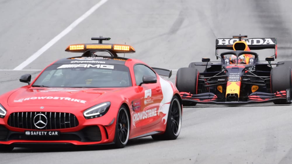 Safety Car vor Max Verstappen