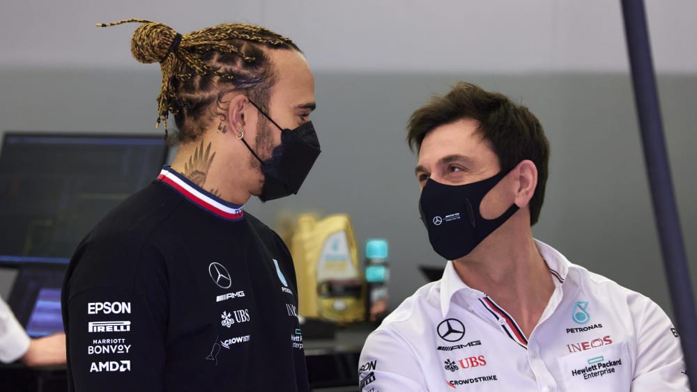 Weltmeister Lewis Hamilton (li.) und Mercedes-Teamchef Toto Wolff arbeiten enorm erfolgreich zusammen.