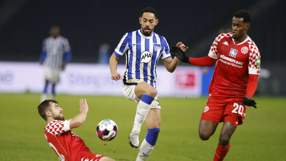 Immer am Mann: Die Mainzer ließen Matheus Cunha kaum Luft zum Atmen.