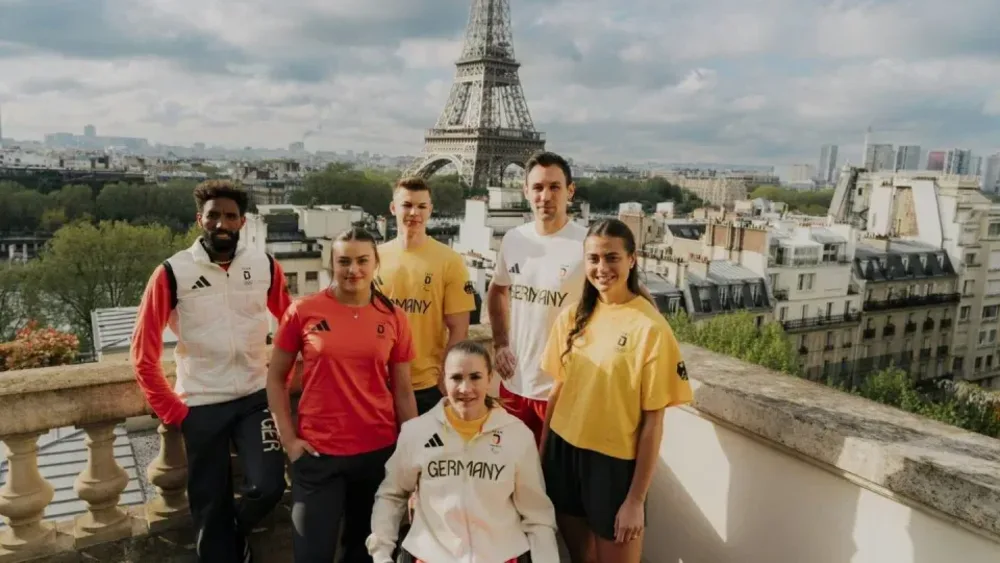 Vorstellung vor dem Eiffelturm: Deutsche Athleten präsentieren das Outfit für Olympia.