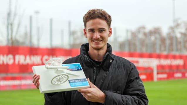 Fabio Moreno Fell mit der weißen Trophäe.