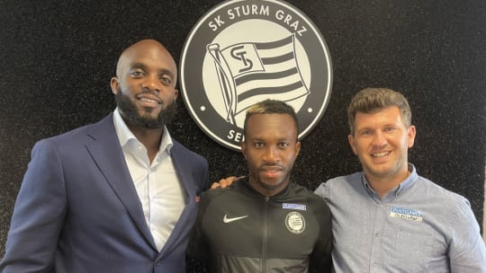 Anderson Niangbo (m.) mit Sturms Sportchef Andreas Schicker (r.) und Berater Mohamed Sissoko (l.).