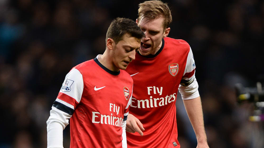 Per Mertesacker mit Mesut Özil im Dezember 2013