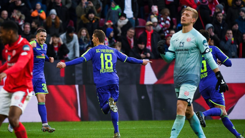 Nils Petersen bejubelt das Tor zum 2:0