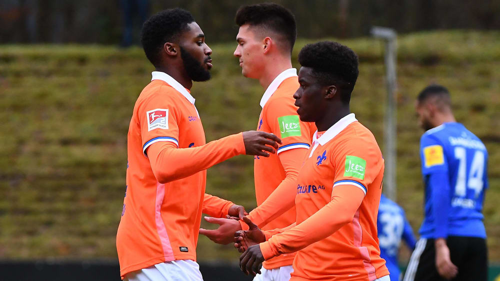 Mandela Egbo (li.), Braydon Manu (re.) und Mathias Honsak (Mi.)