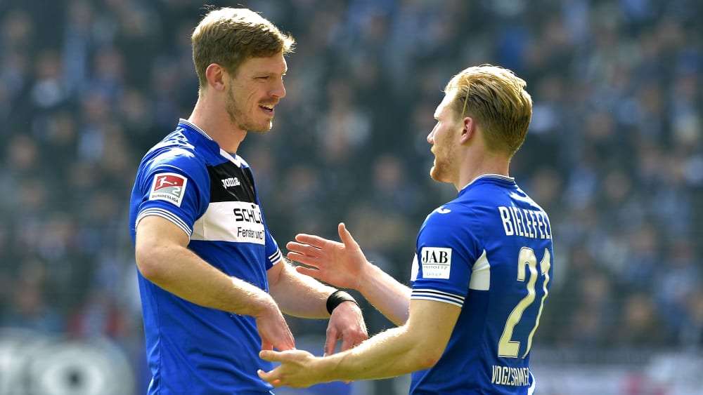 Fabian Klos (links) und Andreas Voglsammer klatschen sich freudig ab.