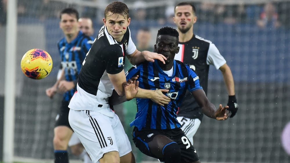 Hatte viel zu tun: Juves Matthijs De Ligt, hier im Zweikampf mit Musa Barrow.