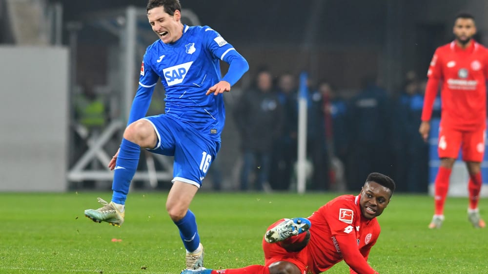 Dafür gab's Rot: Ridle Baku (re.) trifft Sebastian Rudy mit der Sohle am Knöchel.