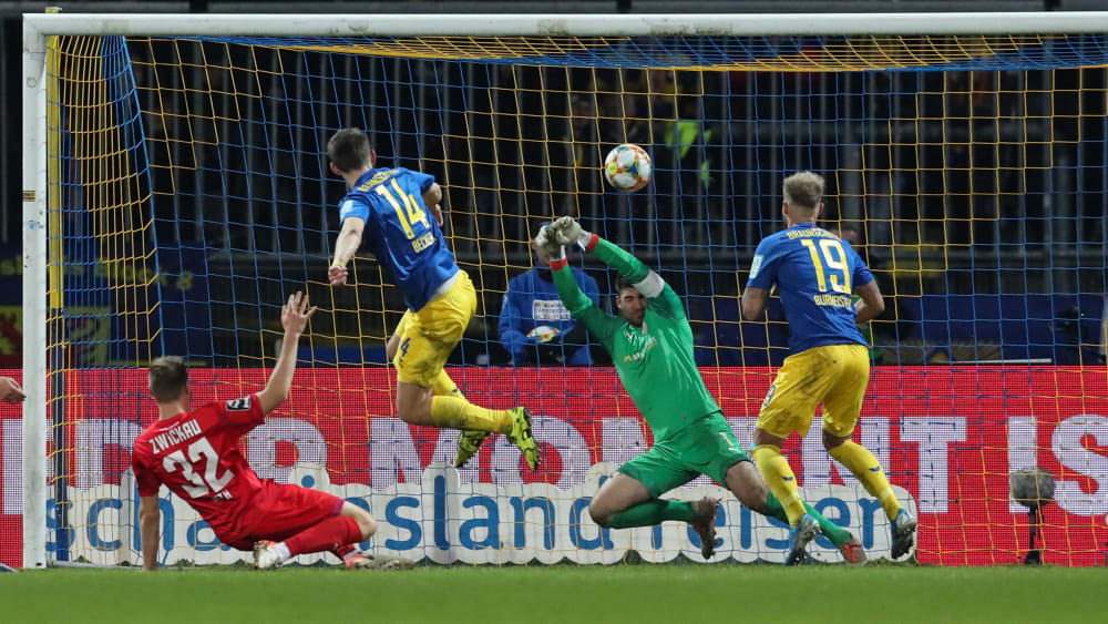 Robin Becker schießt zum 3:1 der Braunschweiger gegen Zwickau ein