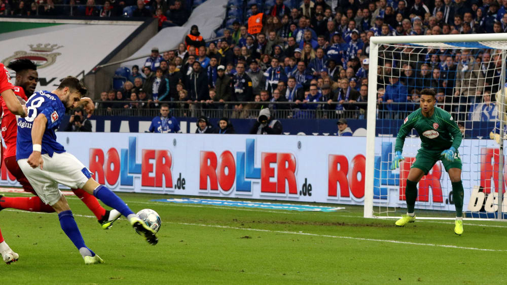 Mit Schmackes: Daniel Caligiuri (2.v.l.) trifft zum 1:0.