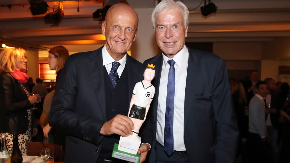 Der wohl berühmteste Schiedsrichter der Welt: Pierluigi Collina mit kicker-Herausgeber Rainer Holzschuh.