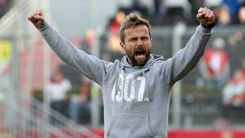 Kickers-Trainer Michael Schiele bald die Fäuste beim Jubeln.