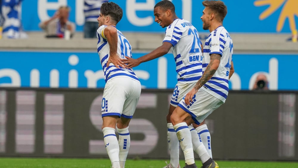 Alter Mann schießt Tore: Moritz Stoppelkamp (links) erzielte mit seinem vierten Saisontreffer das 2:0 für den MSV Duisburg.