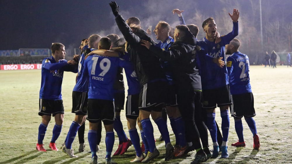 Die Spieler des 1. FC Saarbrücken schweben nach dem Einzug ins Pokal-Viertelfinale auf Wolke sieben.