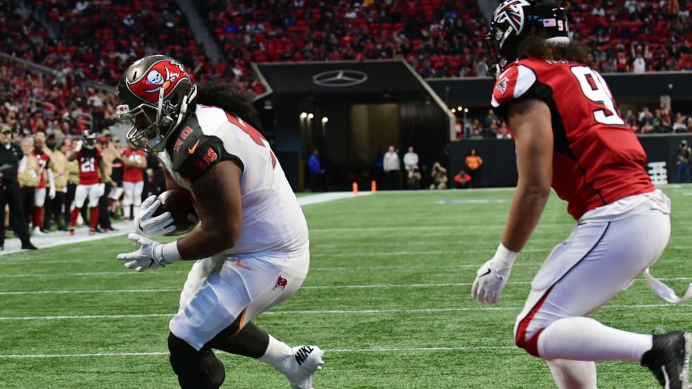 Vita Vea (l.) fängt den Pass von Buccaneers-Quarterback Jamais Winston zum Rekord-Touchdown.