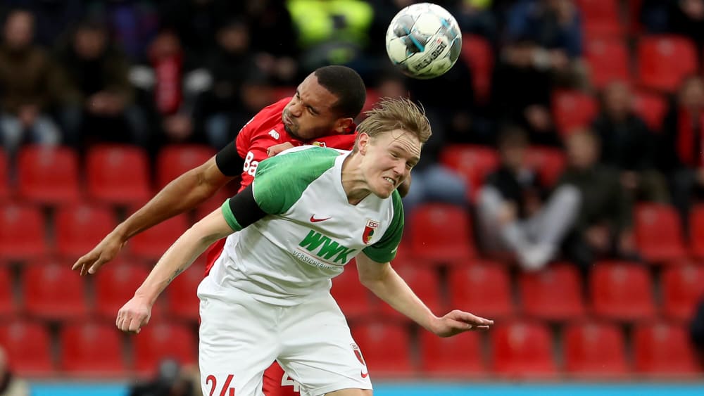 Augsburgs Fredrik Jensen gegen Leverkusens Jonathan Tah