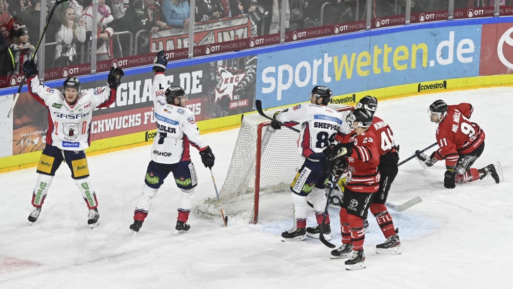 Berlins James Sheppard erzielt das Tor zum 4:3-Sieg.