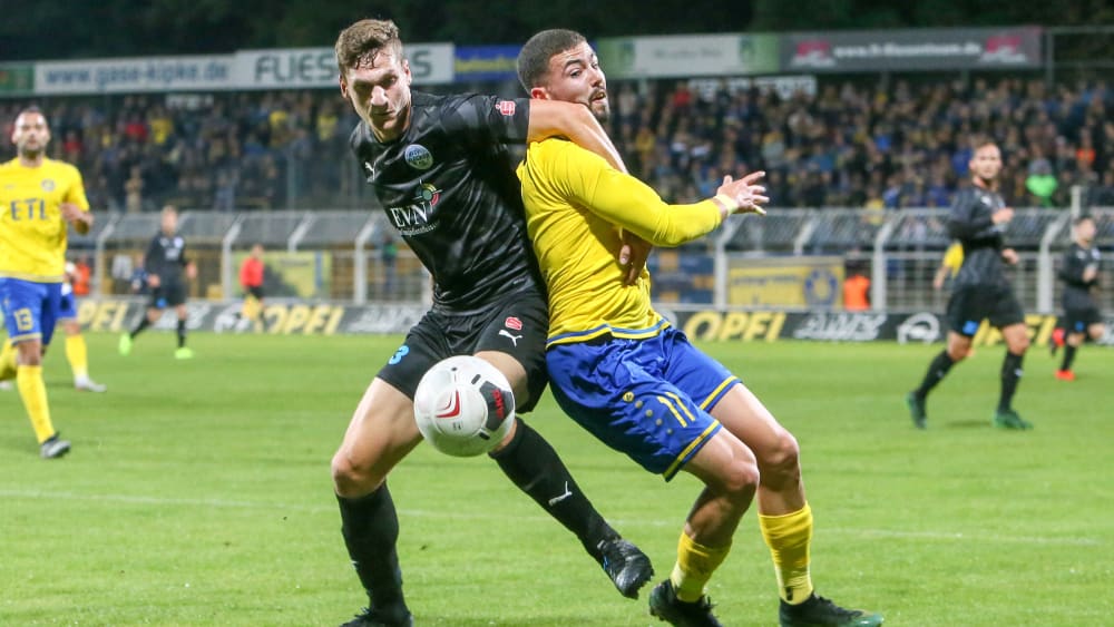 Wacker Nordhausens Florian Esdorf (l.) beharkt sich im Hinspiel mit Loks Aykut Soyak.