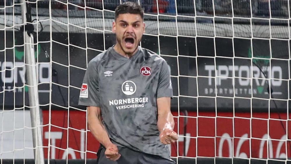 Nürnbergs Konstantinos Mavropanos feiert eine Abwehraktion wie ein Tor