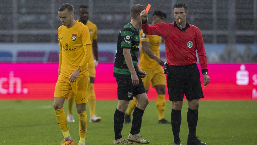 Flog bereits zweimal vom Feld: Großaspachs Sebastian Bösel, hier bei seinem Platzverweis gegen Münster.