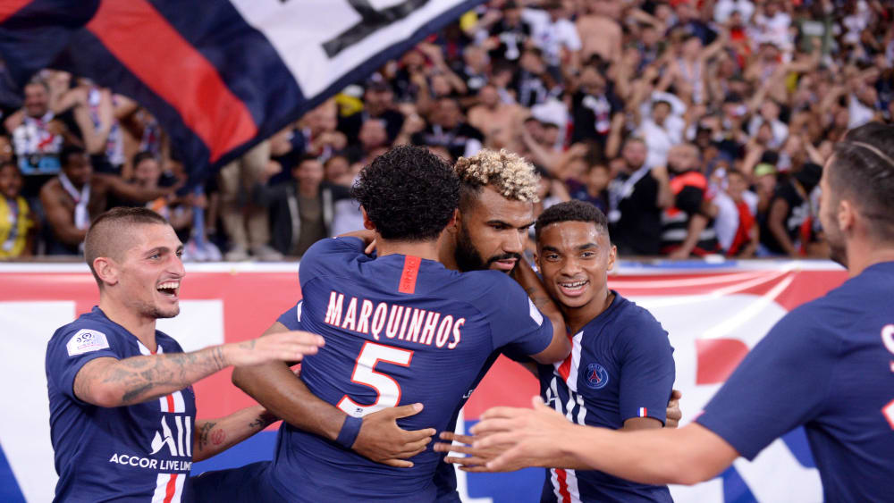 Bad in der Menge: Eric-Maxim Choupo-Moting (M.) bejubelt mit seinem Mitspielern sein soeben erzieltes 1:0.