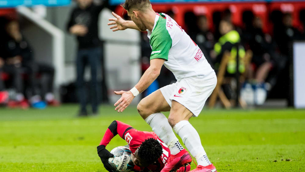 Schlüsselszene: Edmond Tapsoba krallt sich den Ball, Florian Niederlechner kann's nicht fassen.