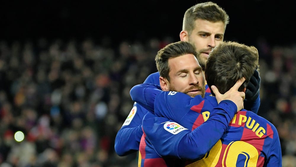 Barcelonas Matchwinner Lionel Messi jubelt mit Riqui Puig