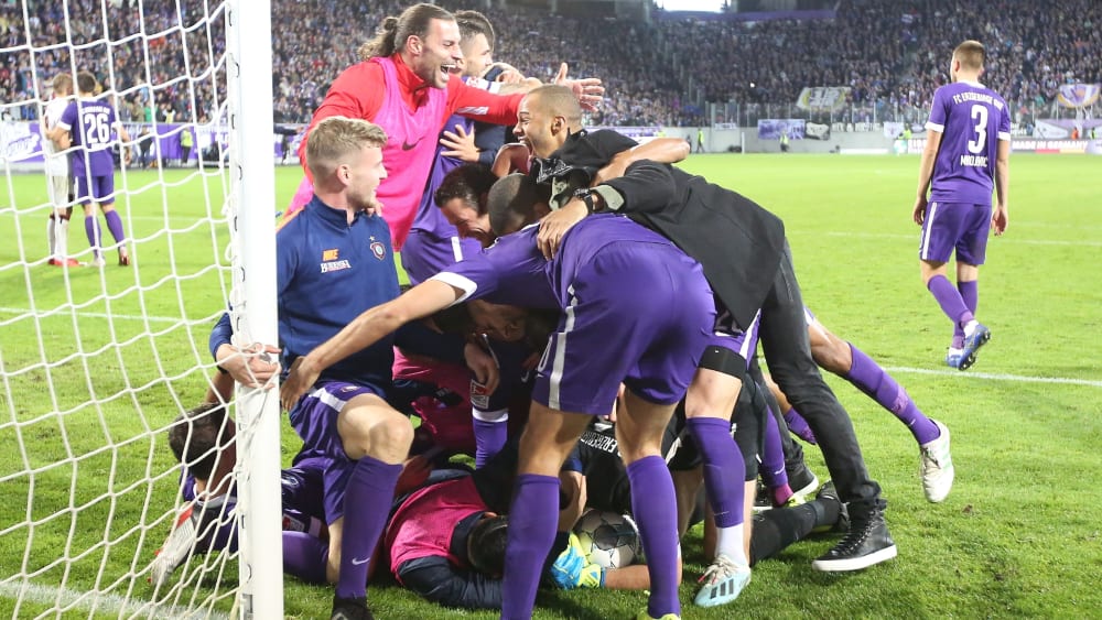 Ekstase nach Abpfiff: Die Erzgebirger feiern Torhüter Martin Männel.