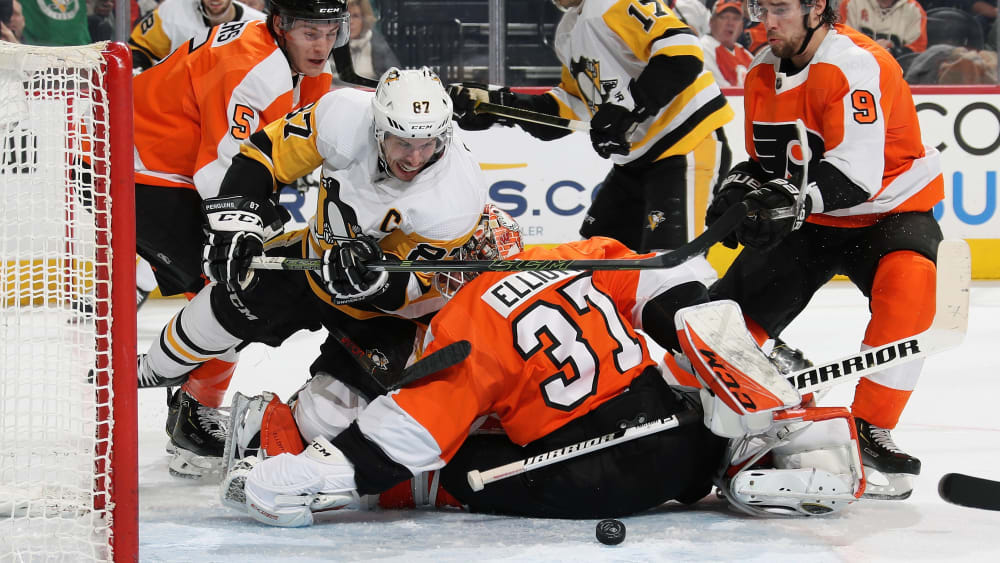 Pittsburghs Sidney Crosby im Duell mit Philadelphias Torwart Brian Elliott
