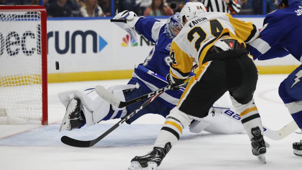 Der deutsche Penguins-Stürmer Dominik Kahun scheitert an Lightning-Torwart Andrei Vasilevskiy
