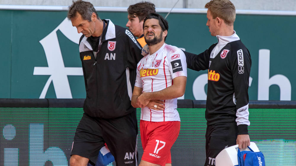 Es schmerzt: Oliver Hein hat sich am Wochenende an der Schulter verletzt.