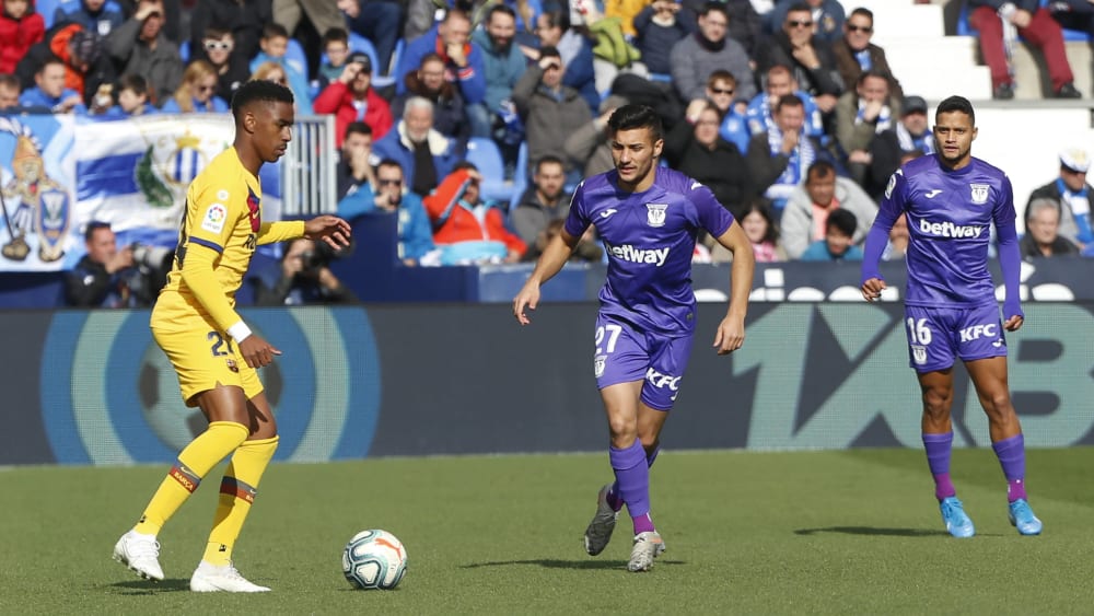 Lange ideenlos, am Ende Sieger: Barcelonas Junior Firpo (li.) im Duell mit Oscar Rodriguez von Leganes.