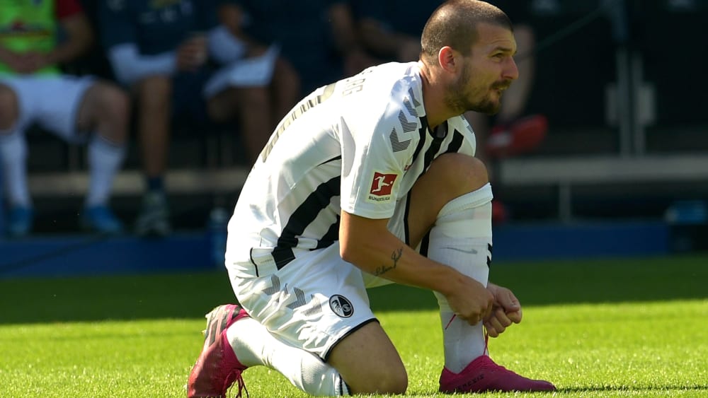 Jerome Gondorf schnürt seine Fußballschuhe.