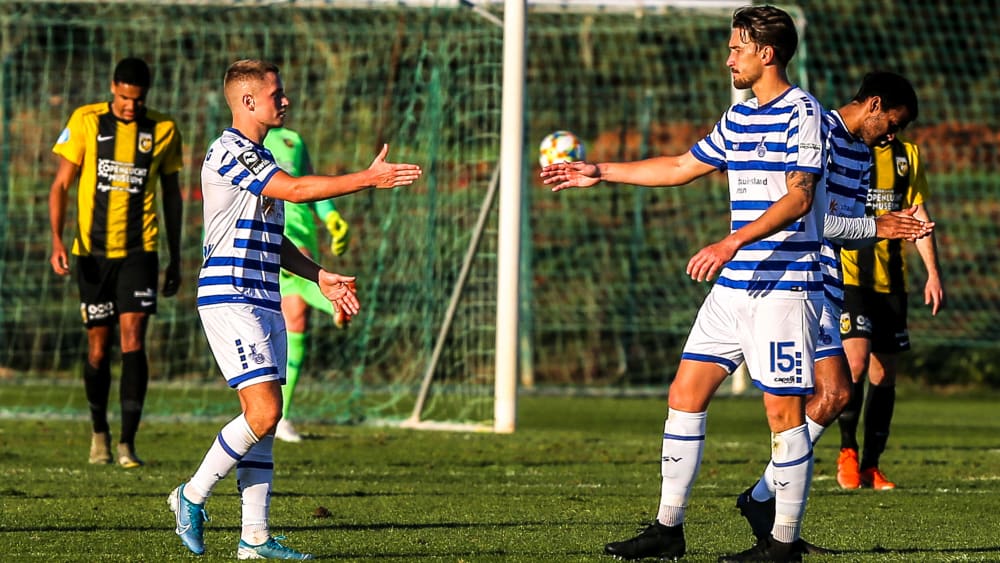 Hatten nach dem 3:1 über Vitesse Arnheim Grund zum Jubeln: Duisburg Neuzugang Matthias Rahn (Nummer 15) und sein Teamkollege Lukas Scepanik (2.v.l).
