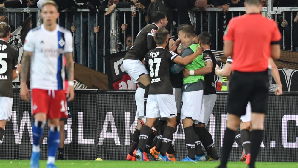 Jubel in Braun und Weiß: St. Pauli feiert ein Tor im Stadtderby gegen den HSV.