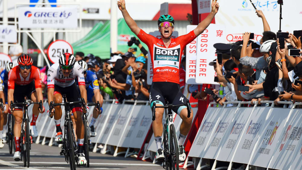 Pascal Ackermann jubelt über seinen Sieg auf der 3. Etappe der Guangxi-Rundfahrt