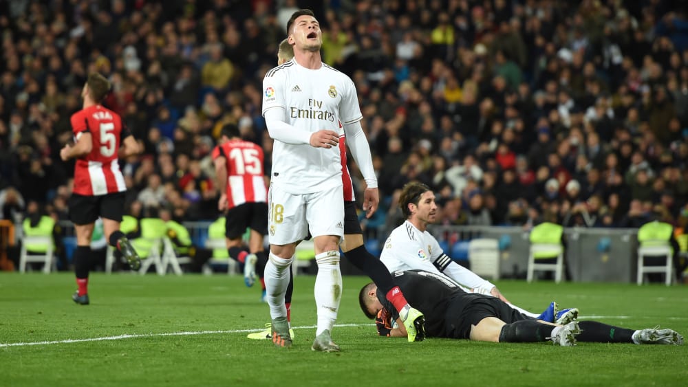 Luka Jovic hadert nach seinem Kopfball an den Pfosten
