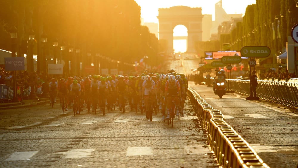 Peloton auf den Champs Elysees