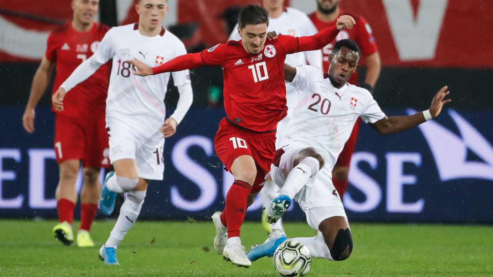 Umkämpft: Der Georgier Otar Kiteishvili verliert die Kugel an den Schweizer Edimilson Fernandes.