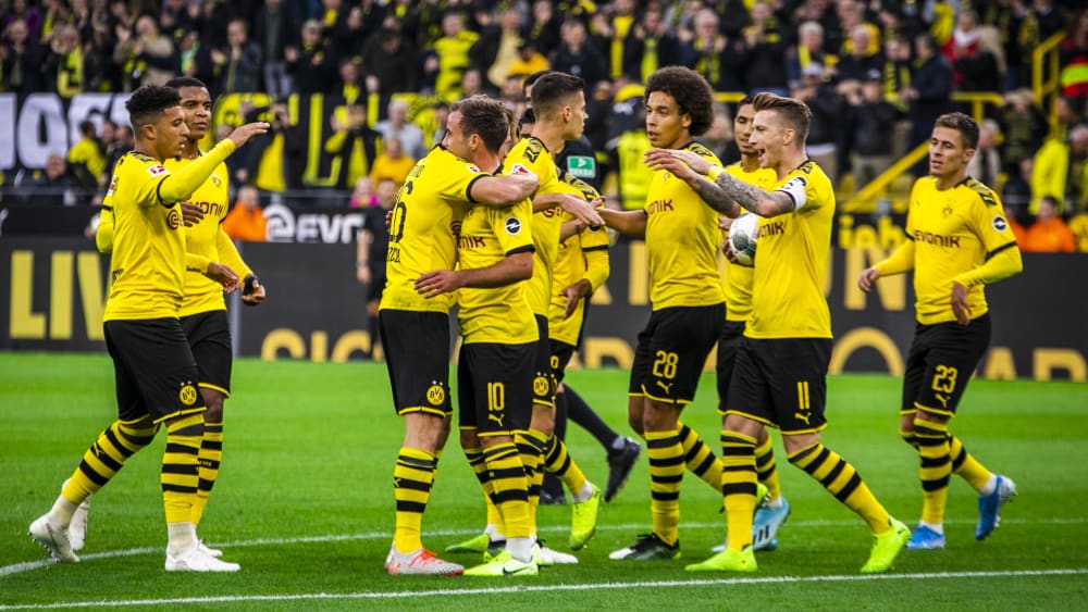 Umjubelter Torschütze: Mario Gütze (M.) wird für sein 1:1 beglückwünscht.