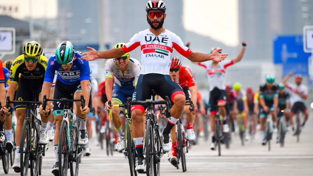 Fernando Gaviria jubelt vor Pascal Ackermann (im blauen Trikot)