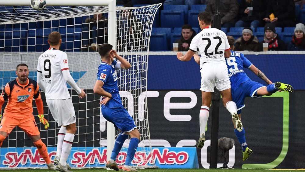 Das entscheidende Tor in Sinsheim: Timothy Chandler (#22) trifft per Kopf zum 2:1 für Eintracht Frankfurt.