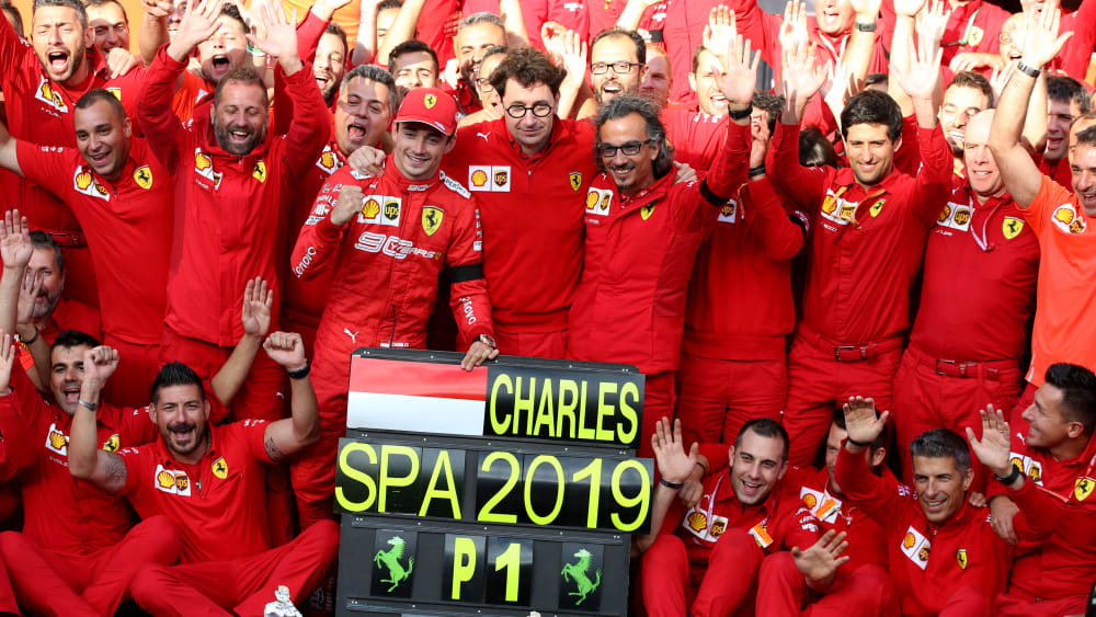 Das Ferrari-Team feiert mit Charles Leclerc